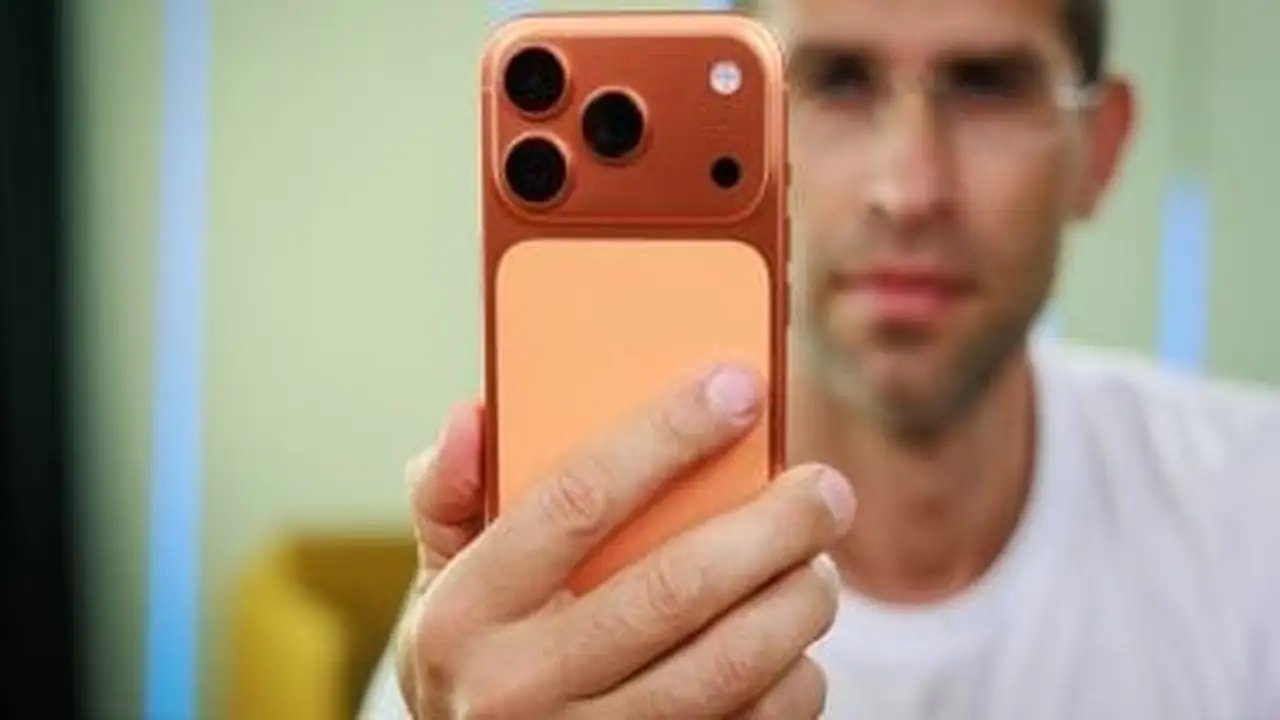 آبل تخفض إنتاج iPhone 17 بسبب ارتفاع تكاليف المكونات ونقص الذاكرة